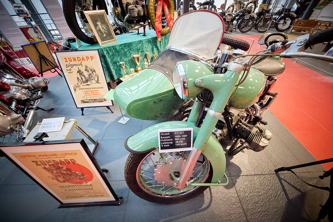 Grüner Elefant: Lindgrüne KS 601 Seitenwagenmaschine, Doppelschleifenrohrrahmen, Sport- und Behördenfahrzeug.