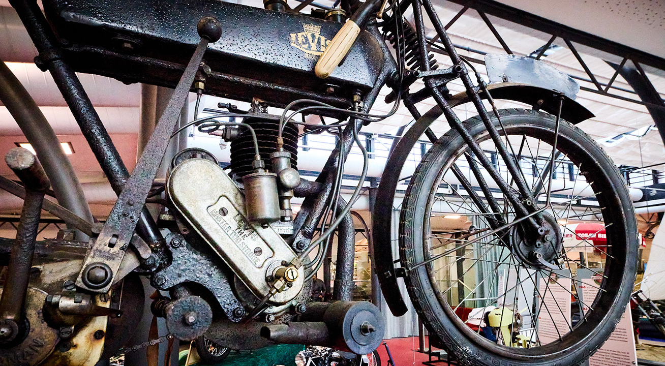 Historische „Levis“-Motorradkopie, Vorbild für Zündapp Z 22, Rahmen aus Kupferrohr, Einzylinder-Zweitaktmotor.